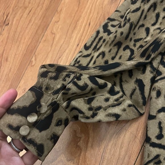 Express Small Women's Shirt Leopard Animal Print 1/4 Button Flowy Tan V-neck - Picture 5 of 8